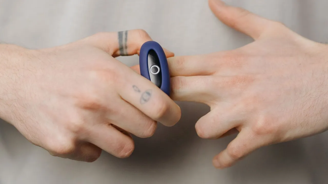 Bague anti stress en acier inoxydable portée sur un doigt, gros plan lumineux sur fond neutre
